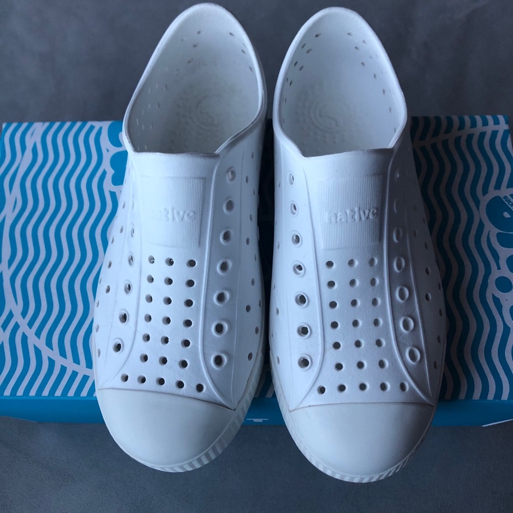Native ~ Jefferson Shell White ~ Youth Size 3